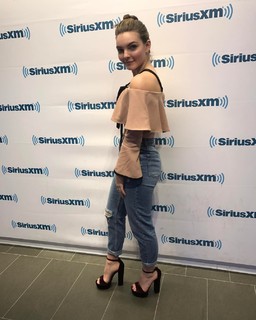 Camren Bicondova feet photo thumbnail