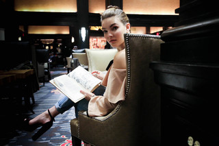 Camren Bicondova feet photo thumbnail