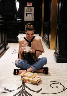 Camren Bicondova feet photo thumbnail