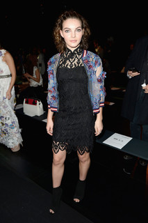 Camren Bicondova feet photo thumbnail