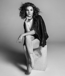 Camren Bicondova feet photo thumbnail