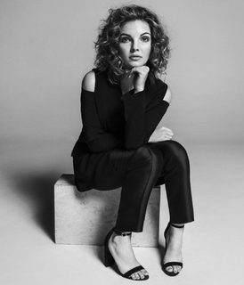 Camren Bicondova feet photo thumbnail