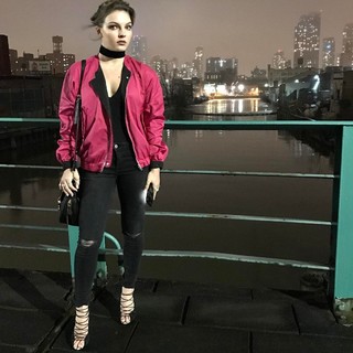 Camren Bicondova feet photo thumbnail