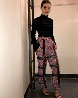 Camren Bicondova feet photo thumbnail