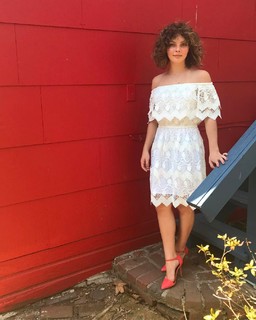 Camren Bicondova feet photo thumbnail