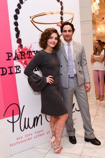 Camren Bicondova feet photo thumbnail
