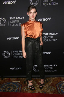 Camren Bicondova feet photo thumbnail