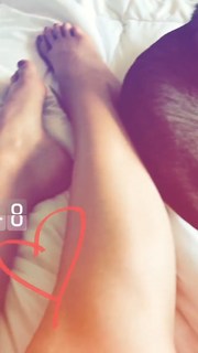 Camren Bicondova feet photo thumbnail