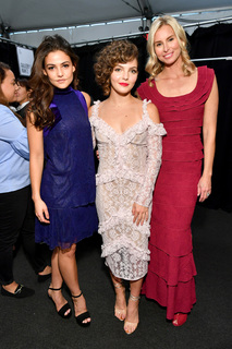 Camren Bicondova feet photo thumbnail