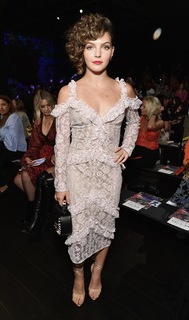 Camren Bicondova feet photo thumbnail