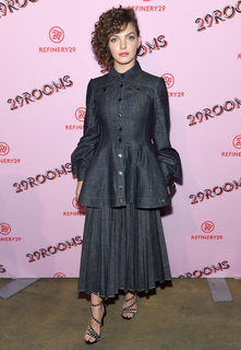 Camren Bicondova feet photo thumbnail