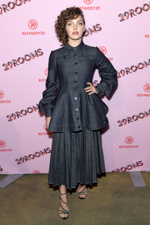 Camren Bicondova feet photo thumbnail