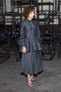 Camren Bicondova feet photo thumbnail