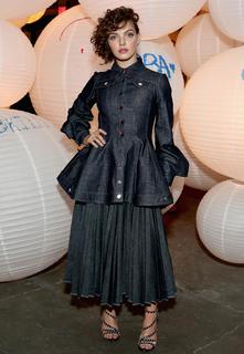 Camren Bicondova feet photo thumbnail