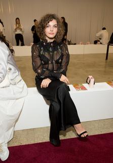 Camren Bicondova feet photo thumbnail
