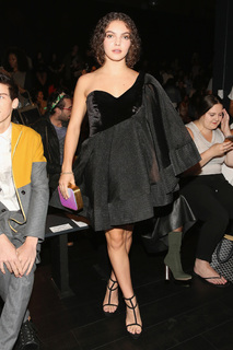 Camren Bicondova feet photo thumbnail