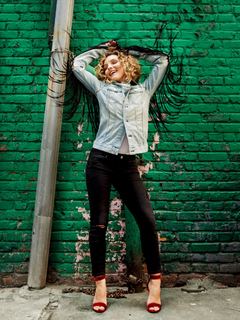 Camren Bicondova feet photo thumbnail