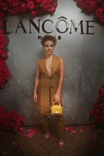 Camren Bicondova feet photo thumbnail