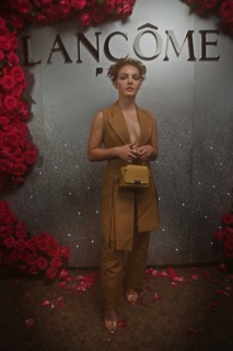 Camren Bicondova feet photo thumbnail