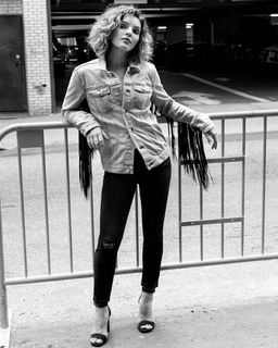 Camren Bicondova feet photo thumbnail