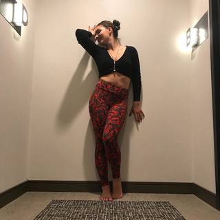 Camren Bicondova feet photo thumbnail