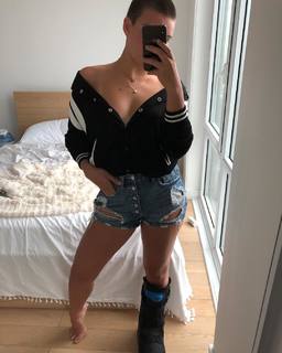 Camren Bicondova feet photo thumbnail