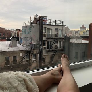 Camren Bicondova feet photo thumbnail