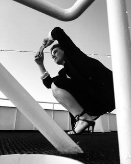 Camren Bicondova feet photo thumbnail