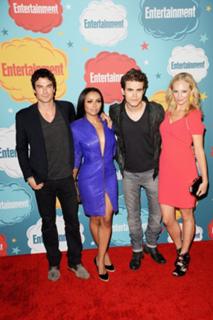 Candice King feet photo thumbnail