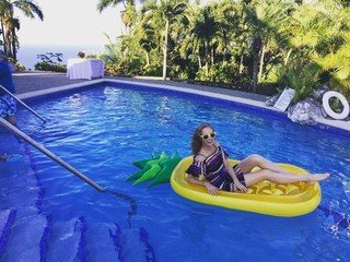 Candice King feet photo thumbnail