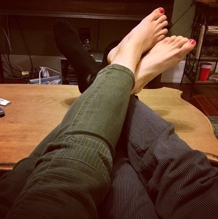 Candice King feet photo thumbnail