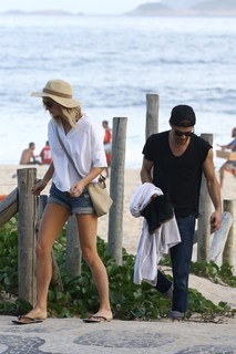 Candice King feet photo thumbnail