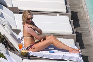 Candice King feet photo thumbnail