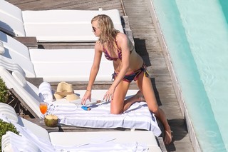 Candice King feet photo thumbnail
