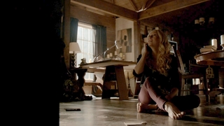 Candice King feet photo thumbnail