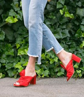 Candice King feet photo thumbnail