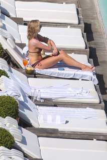 Candice King feet photo thumbnail