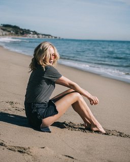 Candice King feet photo thumbnail