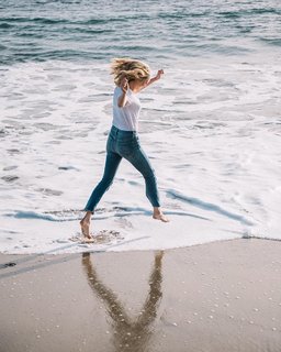 Candice King feet photo thumbnail