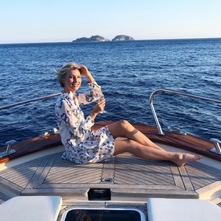 Candice King feet photo thumbnail