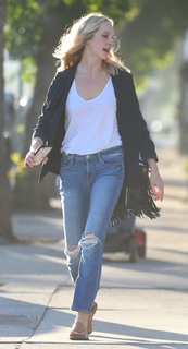 Candice King feet photo thumbnail