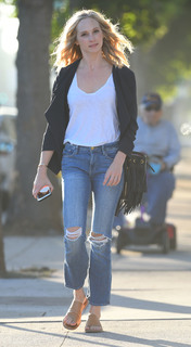 Candice King feet photo thumbnail