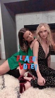 Candice King feet photo thumbnail