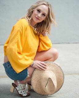 Candice King feet photo thumbnail