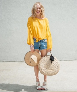 Candice King feet photo thumbnail