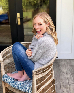 Candice King feet photo thumbnail