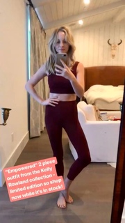 Candice King feet photo thumbnail