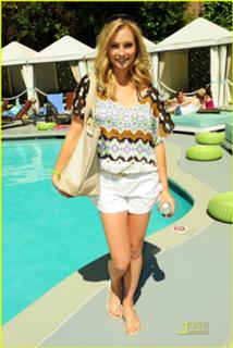 Candice King feet photo thumbnail