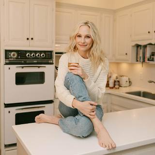 Candice King feet photo thumbnail
