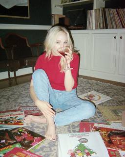 Candice King feet photo thumbnail